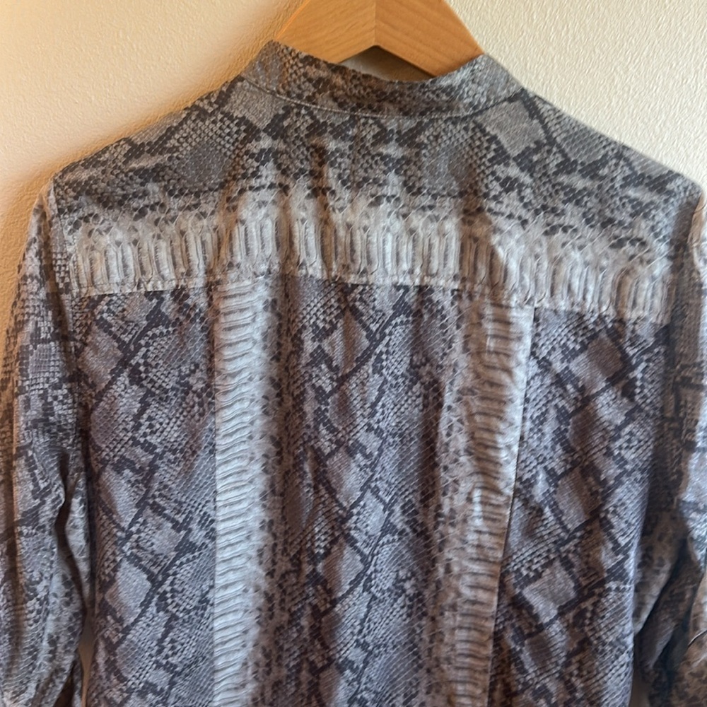 Michael Kors Button Up Shirt Size 12 Gray Black Animal Print Band Collar - Picture 8 of 13